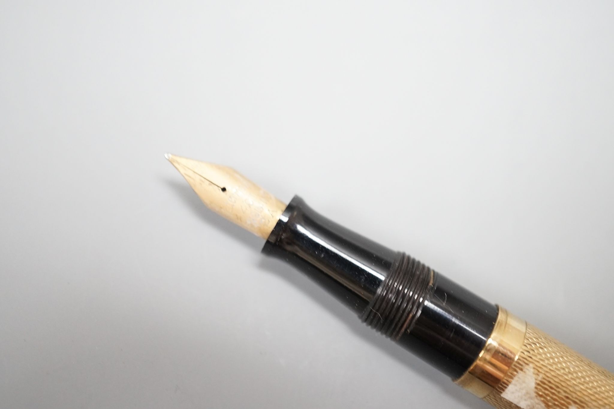 A 1940's Waterman's engine turned 9ct gold cased fountain pen, 12.9cm